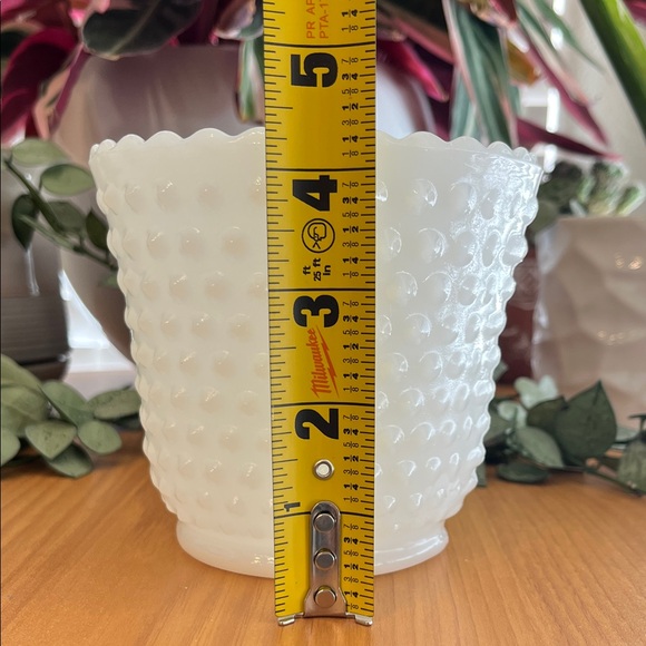 Fenton Vintage Milk Glass Hobnail Vase Unmarked EUC - Picture 5 of 9